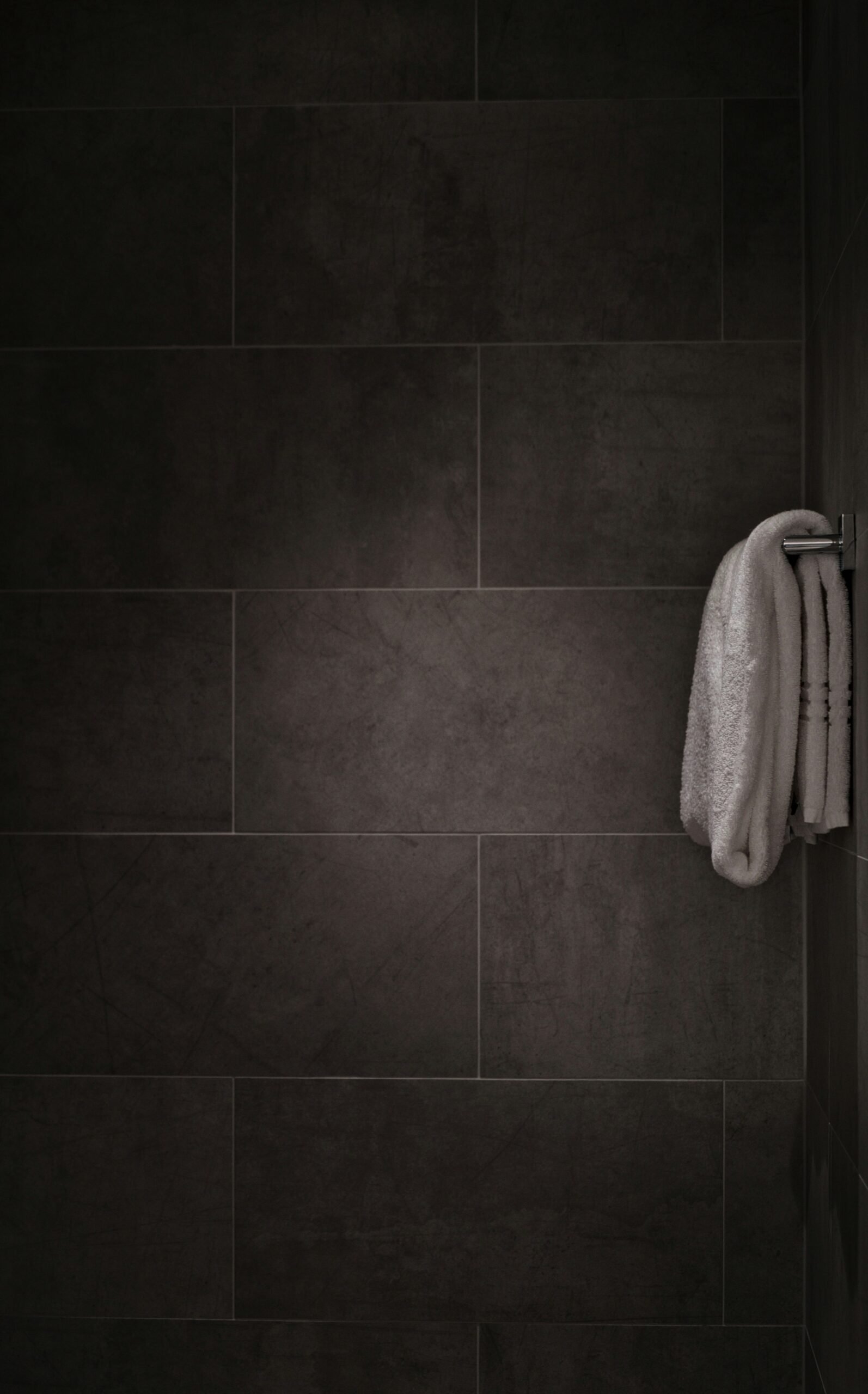 Badezimmersanierung Wien – modernes Badezimmer mit dunklen Wandfliesen
