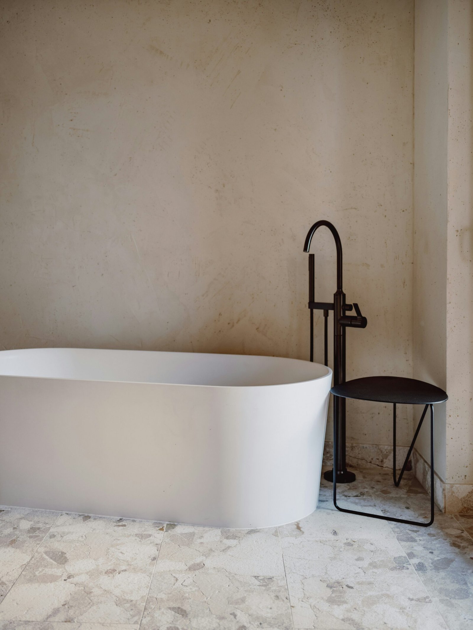 Freistehende Badewanne bei Altbau-Badsanierung in Wien